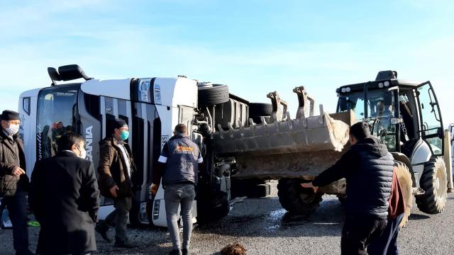 Devrilen tırın altında sıkışan sürücü iş makinesiyle kurtarıldı