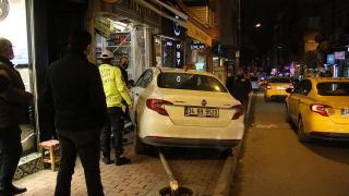 Fren yerine gaza basan sürücü otomobille iş yerine girdi