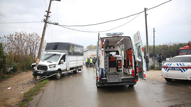 İşçileri taşıyan kamyonet elektrik direğine çarptı: 9 yaralı