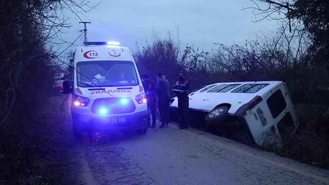 Düzcede yoldan çıkan servis devrildi: 9 yaralı