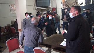 Masanın altında yakalanan gencin cevabı polisi güldürdü