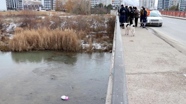Kızılırmaka atılan poşette bebek olabileceği ihbarı ekipleri harekete geçirdi
