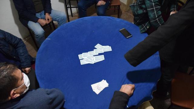 Mersinde kısıtlamaya uymayıp kumar oynayanlara 37 bin lira ceza