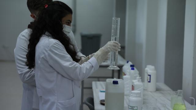 Tekirdağda liseliler dezenfektandan sonra el antiseptiği de üretti