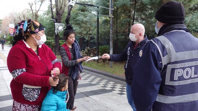 Kırklarelinde maskesi olmayan vatandaşa polis ekipleri maske verdi