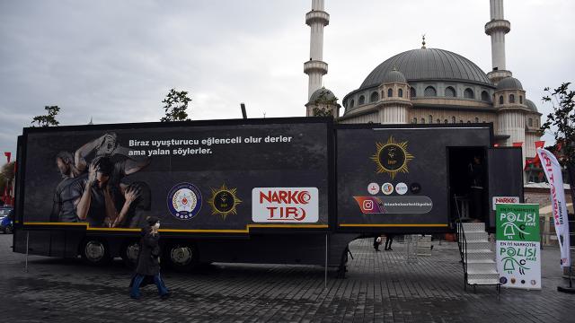 İstanbulda kurulan Narko tırda uyuşturucunun zararları anlatılıyor