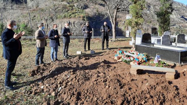 Ahmet Ağaoğlu Özkan Sümerin mezarını ziyaret etti