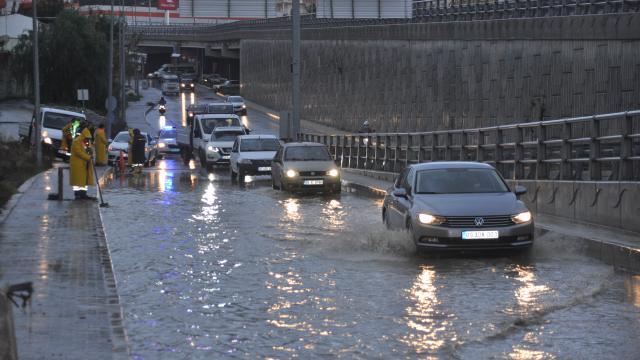 Kuşadasında sağanak etkili oluyor