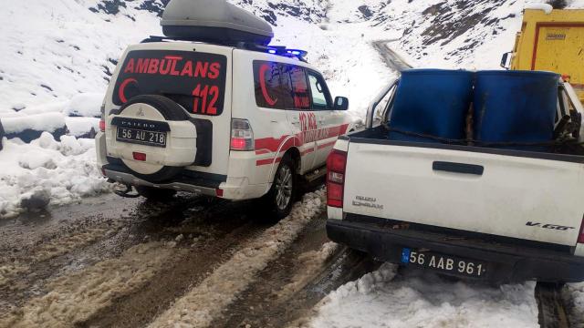 Karda mahsur kalan hastalar ekiplerin yolu açmasıyla hastaneye ulaştırıldı