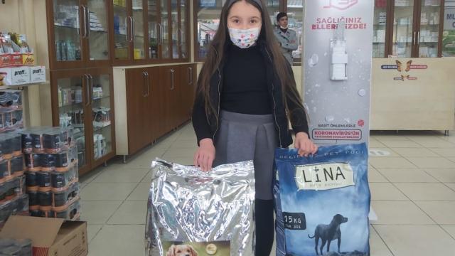 Kocaelide 8 yaşındaki Ecrin biriktirdiği harçlıklarla sokak hayvanlarına mama aldı