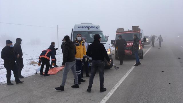 Hakkaride yolcu minibüsüyle tır çarpıştı
