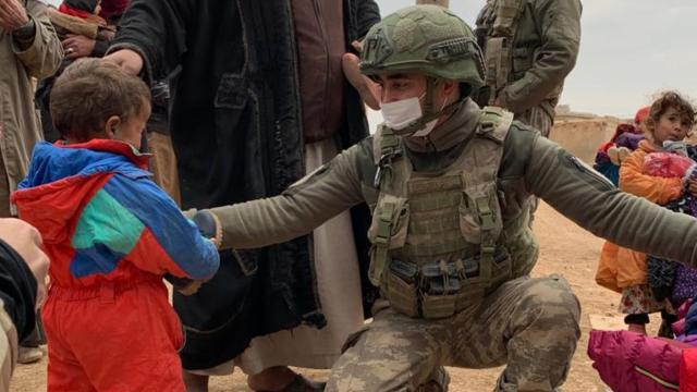 Mehmetçikten Suriyeli ihtiyaç sahiplerine kışlık yardımı