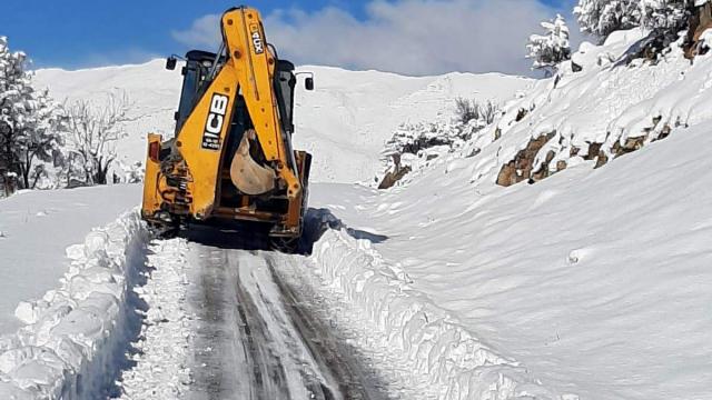 Siirtte karda mahsur kalan 3 hasta ekiplerin yolu açmasıyla hastaneye ulaştırıldı