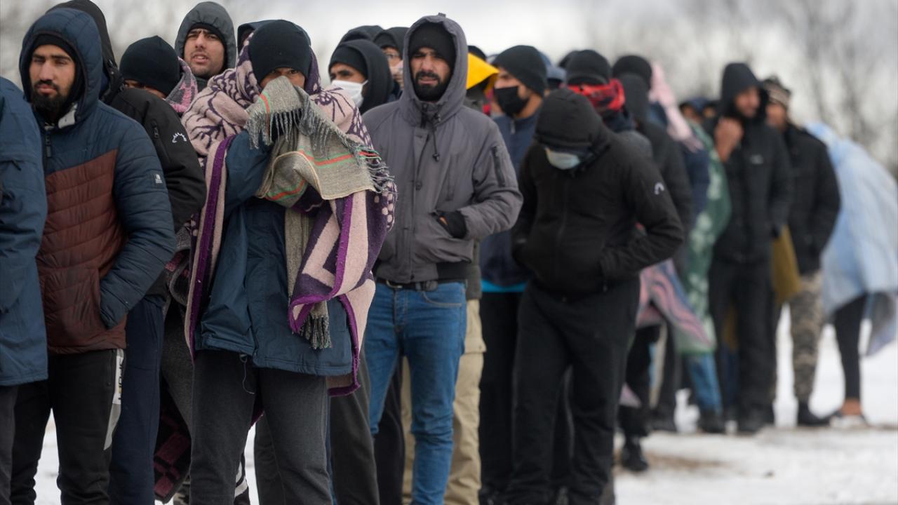 Yangının ardından çadır kamp büyük oranda kullanılamaz hale gelirken, mevsimin ilk karının yağmasıyla göçmenler için zaten zor olan yaşam şartları daha da ağırlaştı.