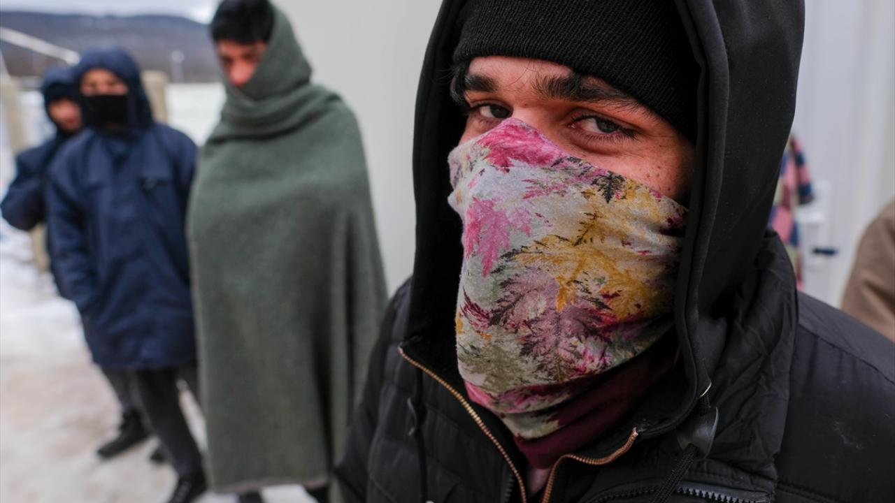 Burada kalan göçmenlere sıcak yemek dağıttıklarını dile getiren Midzic, imkanları el verdikçe bere ve atkı yardımında da bulunduklarını aktardı.