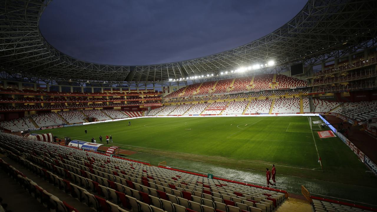 Profesyonel ligler seyircisiz olarak başladı