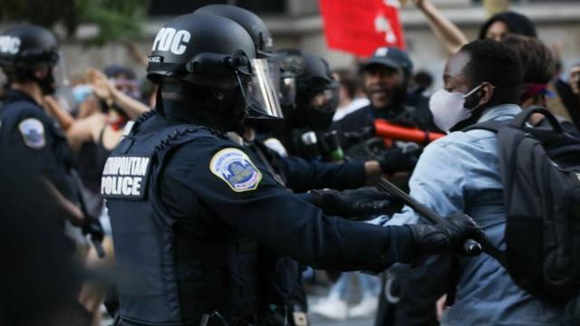 ABDde siyahiyi öldüren polis memurunun işine son verildi