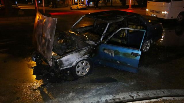 Adanada seyir halindeki otomobil alev aldı