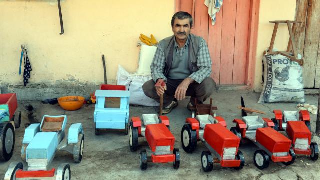 Tokatta torunları için ahşaptan traktör ve kağnı yapan dedenin ürünleri ilgi görüyor