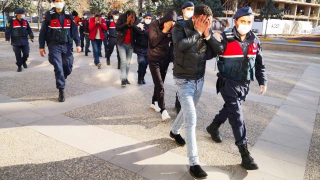 Otomobil sürücüsünü darp edip babasını öldüren şüphelilerden 1i tutuklandı