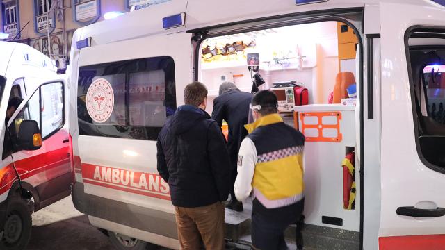 Saç tıraşını beğenmeyen müşteri 2 kişiyi bıçakladı