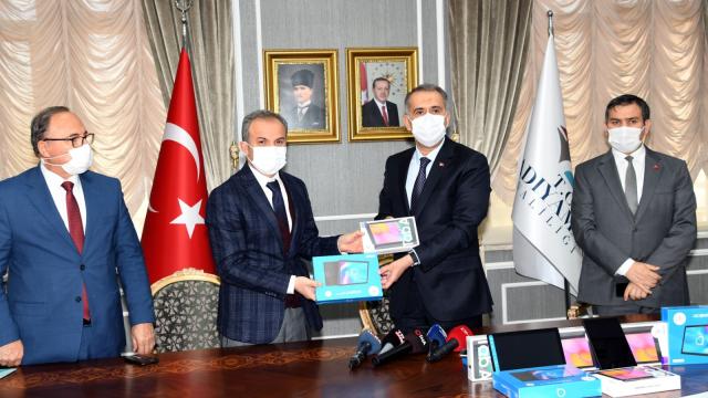 Boluda ihtiyaç sahibi 1724 öğrenciye tablet bilgisayar verilecek