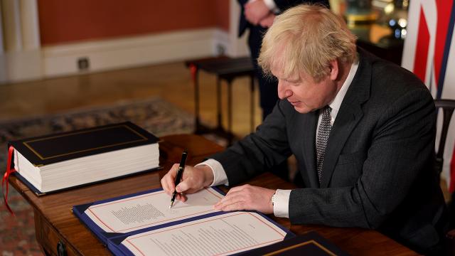 İngiltere Başbakanı Johnson, AB ile ticaret anlaşmasını imzaladı