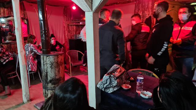 Restorana dönüştürülen bağ evindeki 20 kişiye ceza