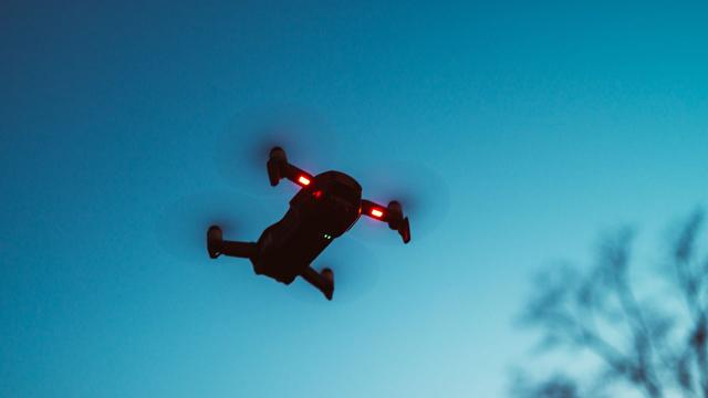 Dronla ele geçirdiği silahla diğer mahkumlara ateş açtı