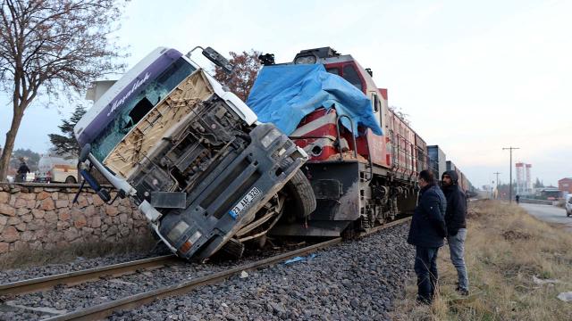 Hemzemin geçitten geçmeye çalışan tıra yük treni çarptı: 5 yaralı