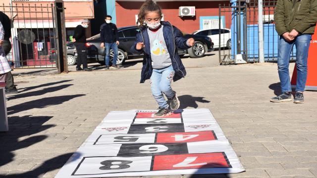 "Hediye Karavanı" Şırnaklı çocukların yüzünü güldürdü