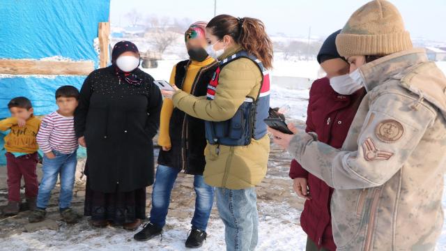 Jandarma ekipleri Ardahan köylerinde KADESi anlattı