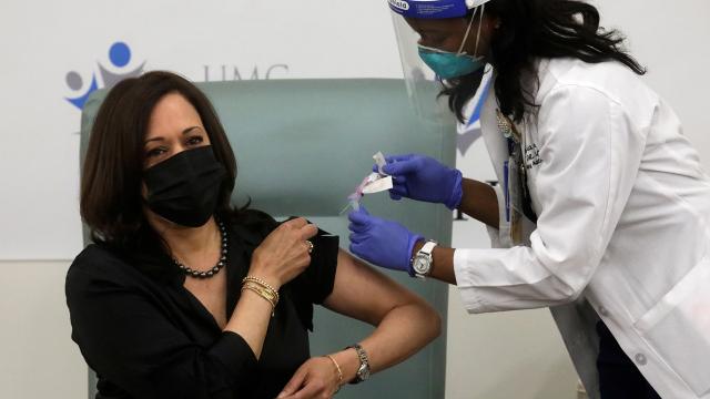 Kamala Harris, koronavirüs aşısı oldu