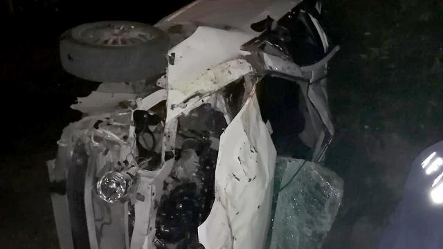 Adanada otomobil bahçeye devrildi: 2 ölü