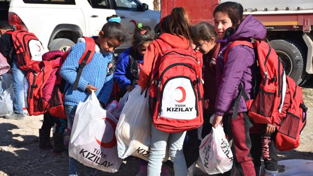 Kızılaydan Tel Abyadlı miniklere mont, bot ve kırtasiye malzemesi yardımı