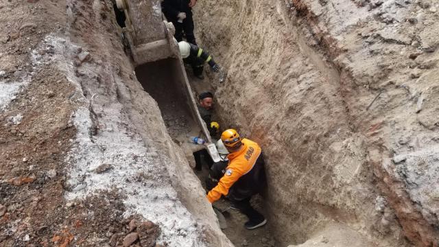 Kanalizasyon kazısında göçük; toprağa saplanan işçi yaralandı