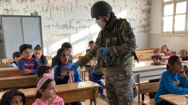 Mehmetçikten Barış Pınarı bölgesindeki çocuklara yardım eli