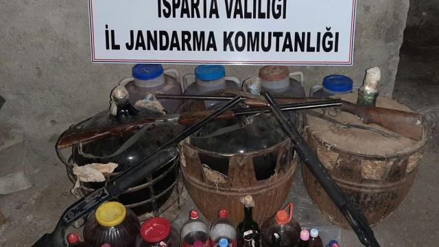Ispartada piyasaya sürülmek üzere olan 372 litre sahte içki ele geçirildi