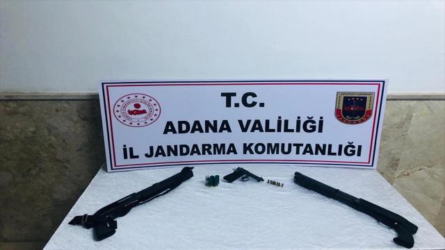Adanada iki araçta tabanca ve av tüfeği ele geçirildi