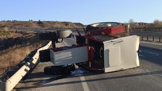 Sivasta devrilen traktördeki 3 kişi yaralandı