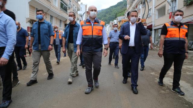 Ulaştırma ve Altyapı Bakanı Karaismailoğlu, Derelide incelemelerde bulundu