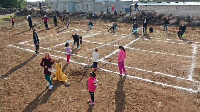Bakan Kasapoğlunun tenis kortu sözü Viranşehir köylülerini sevindirdi
