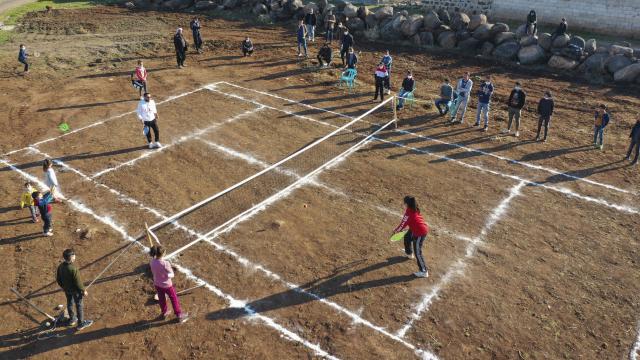 Bakan Kasapoğlundan Viranşehirli köylülere tenis kortu sözü