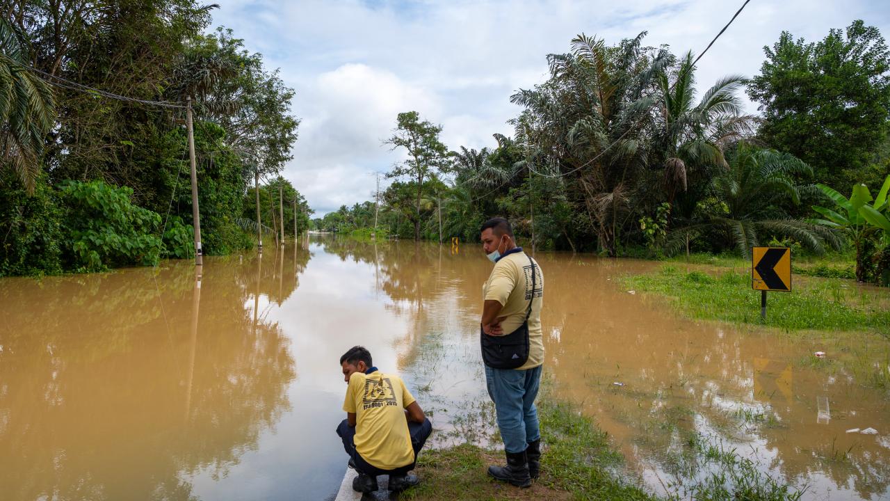 Dün Johor`da sele kapılan bir araçtaki 2 kişinin boğularak can verdiği bildirildi.