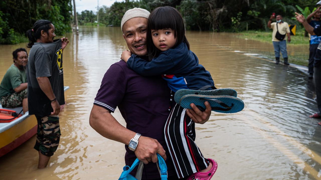 Tek şeritli bir yol üzerine yığılan toprak nedeniyle 13 araç mahsur kaldı, olayda ölen ya da yaralanan olmadı. 