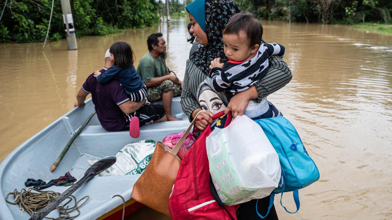 Bölgeye ulaşan kurtarma ekipleri, mahsur kalan yolcuları tahliye etti.