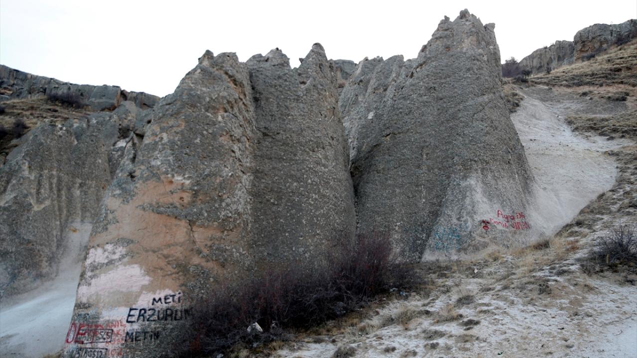 Kayseri-Niğde kara yolu üzerindeki Araplı yokuşunda yer alan peri bacalarını andıran doğal oluşumlara, vatandaşlar tarafından sprey boyayla yazılan çok sayıda yazı tepki çekiyor. 