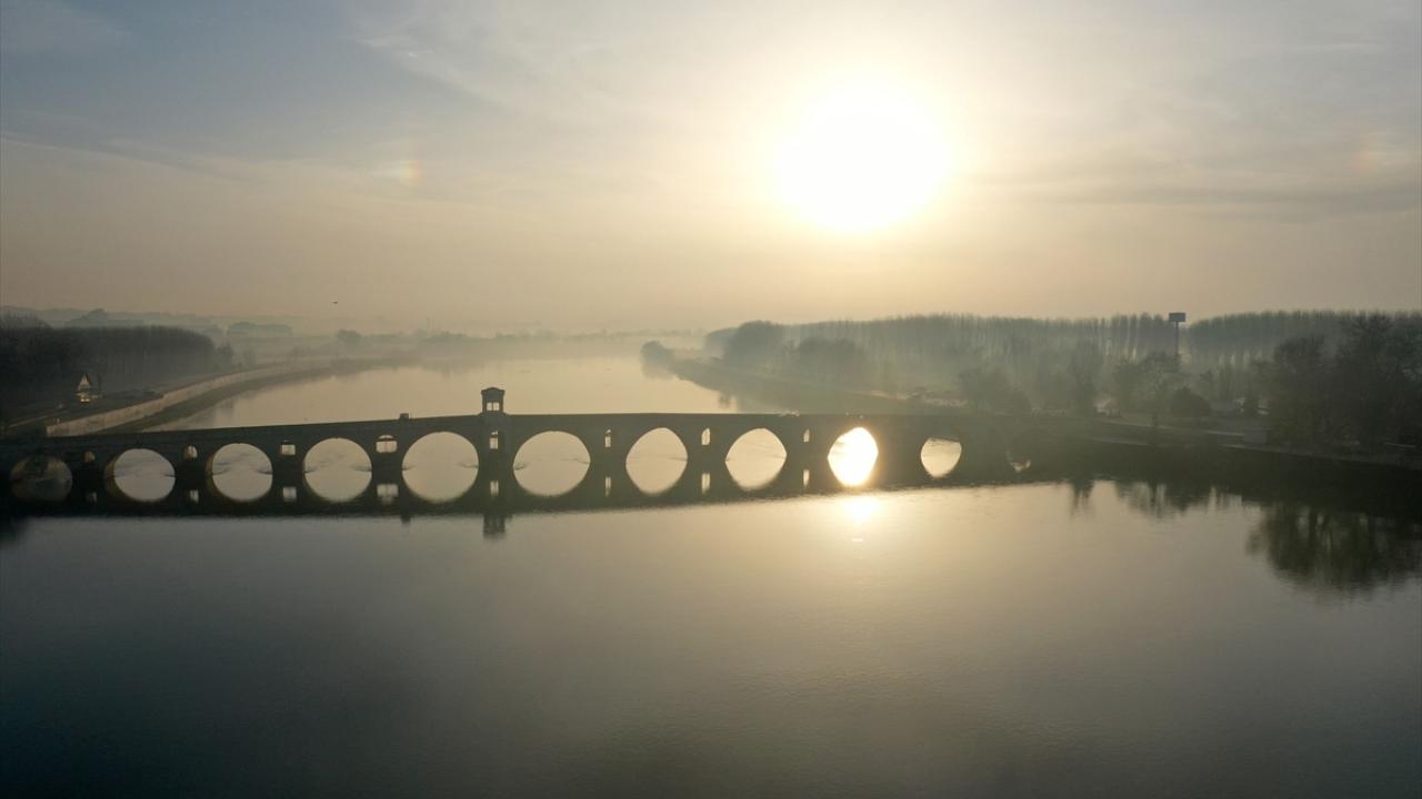 Kaynağını Bulgaristan`dan alan Meriç ve Tunca nehirlerinin debisini, hem havzasındaki hem de Edirne`deki sağanak yağışlar olumlu yönde etkiledi.
