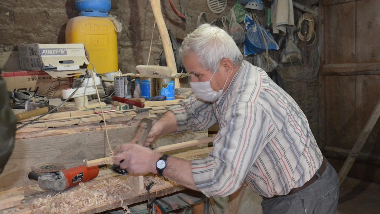 Yılmaz, eşinin vefatının ardından evinin alt katında kurduğu küçük atölyede el aletleriyle ahşaptan baston, minyatür at arabaları, beşik, minyatür cami gibi eserlere kendisini adadı. 