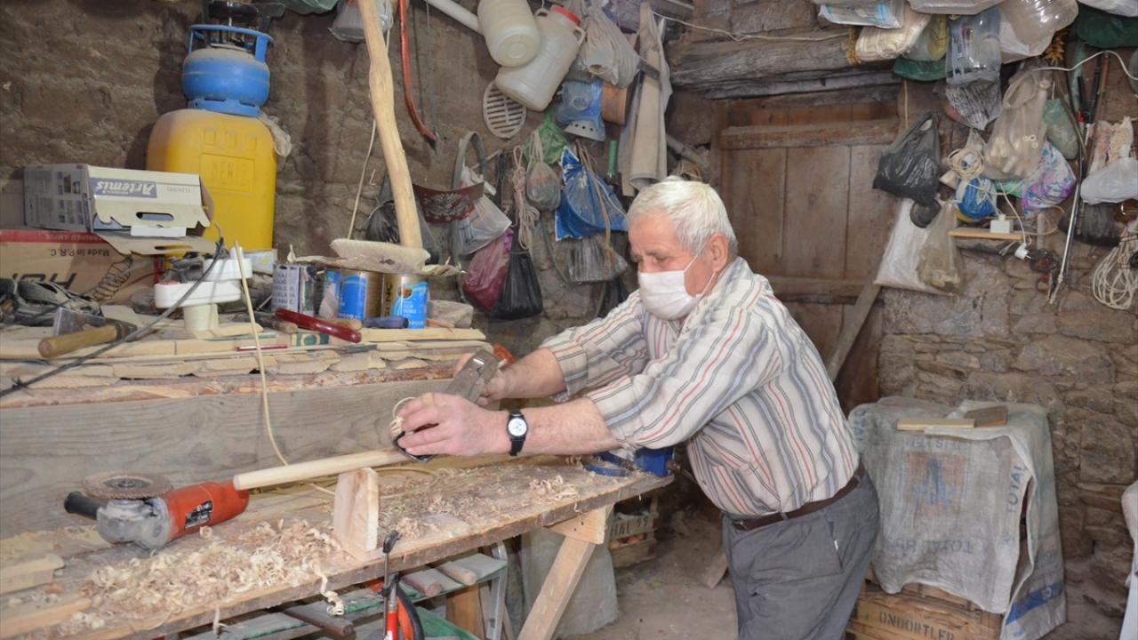 Uzun yıllar Demirci`de halı fabrikalarında işçi olarak çalıştıktan sonra emekli olup ilçeye 20 kilometre uzaklıktaki kırsal Esenyurt Mahallesi`ne yerleşen 2 çocuk babası Ayhan Yılmaz, geçen yıl eşini kaybetti. 